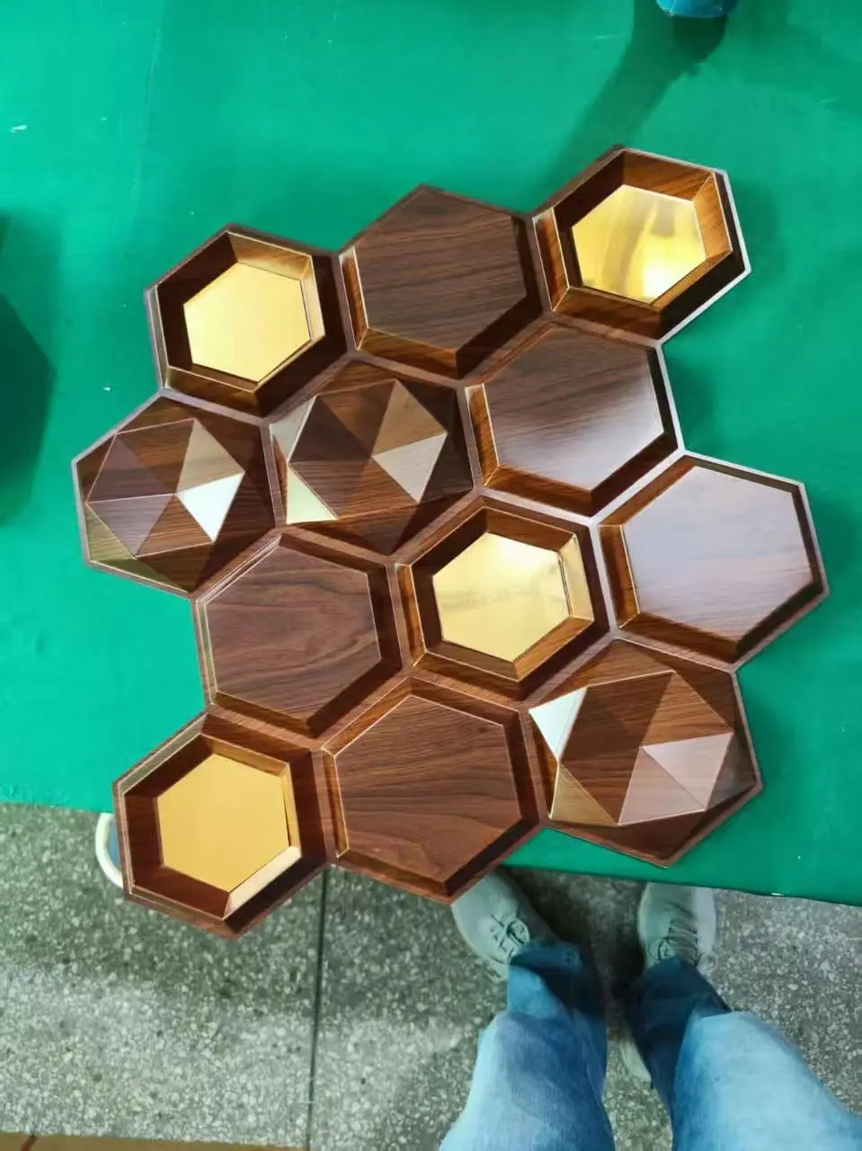 Zejing 3D PVC DIY Wall Panels for Indoor Use New Design Mirror Gold with Waterproof Zero Formaldehyde Features Customizable Modern TD084黑木纹镜面金.jpg